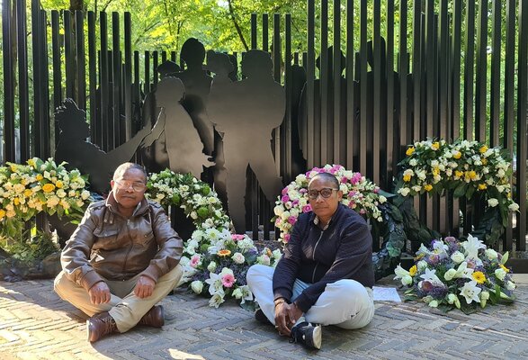20250703 monument zittend